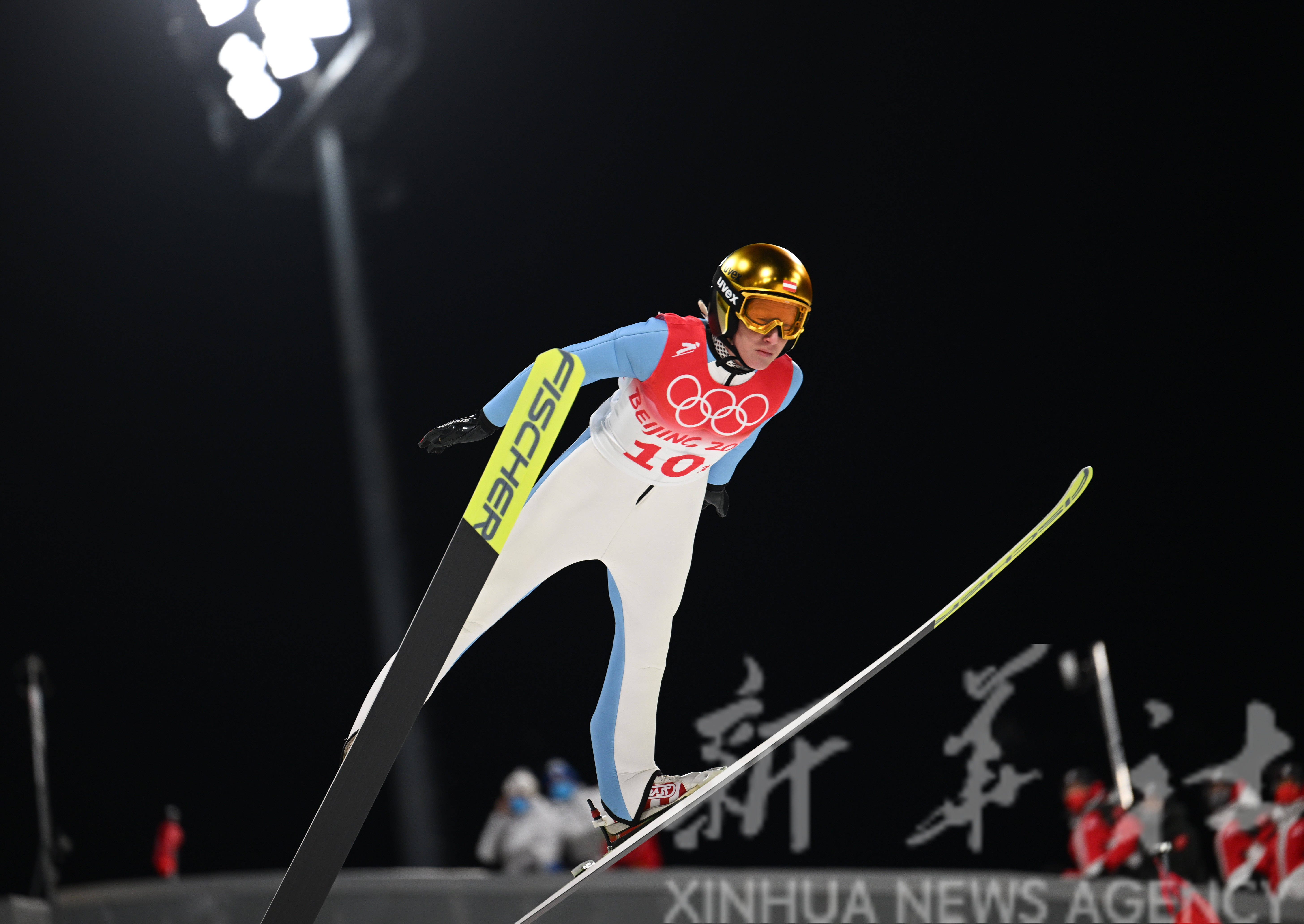 当日,北京2022年冬奥会跳台滑雪混合团体比赛在国家跳台滑雪中心举行.