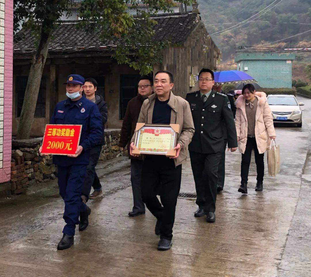 茅洋乡退役军人服务站常务副站长余豪,象山县人武部政工科干事兴卫军