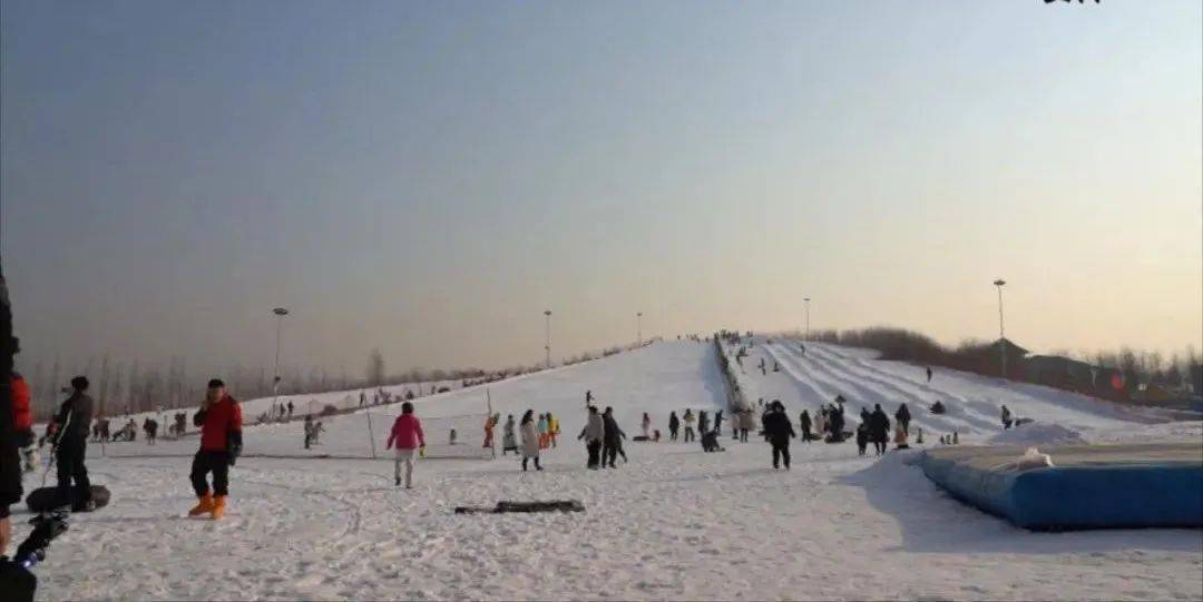 我市积极打造京东冰雪旅游休闲产业带,打造了迁安金岭矿山生态公园嬉