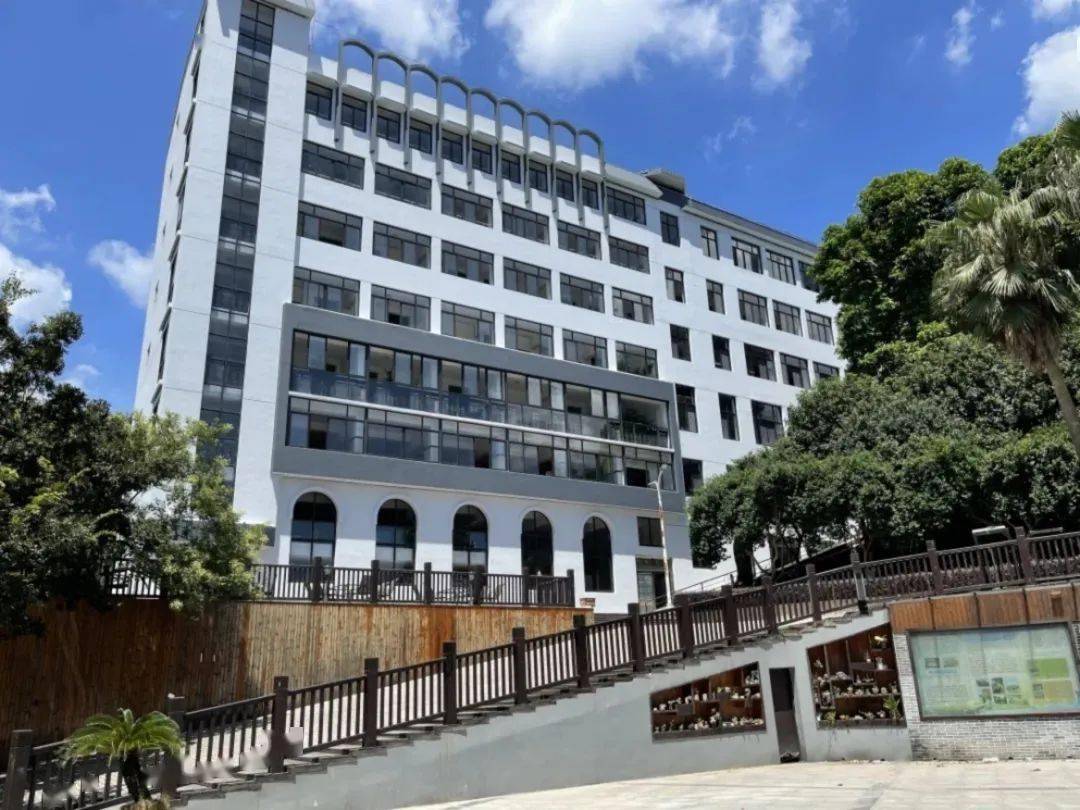瑞安市万松实验小学该校率先配置未来教室,创客空间,智慧课堂,大数据