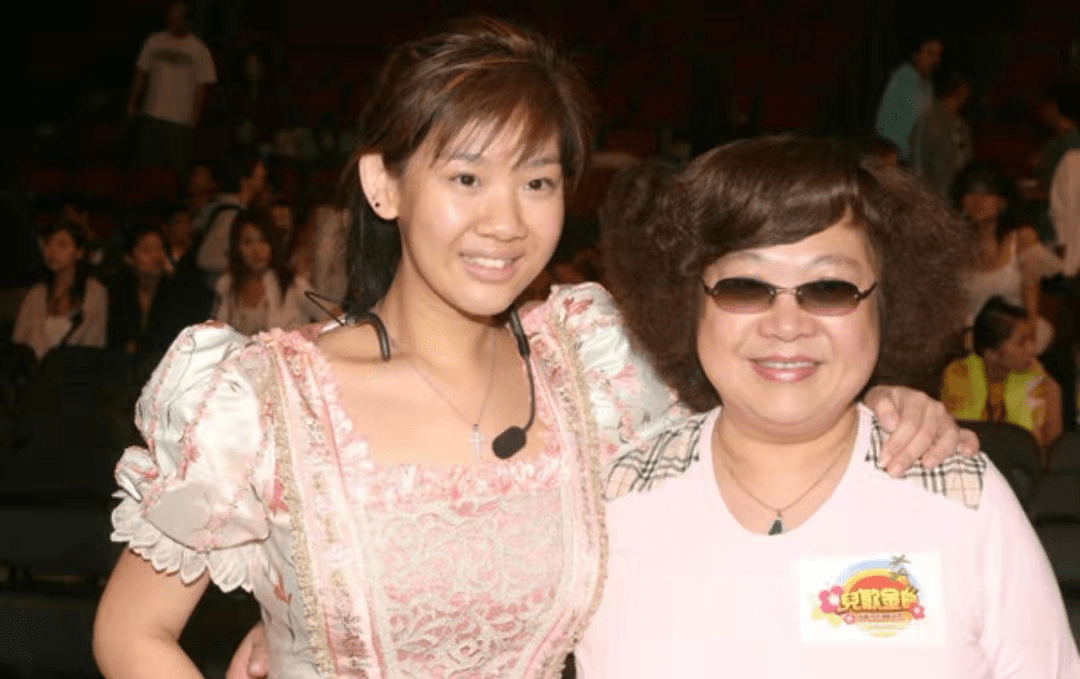 沈殿霞离世14年郑欣宜发长文怀念母亲79想找到疼自己的人