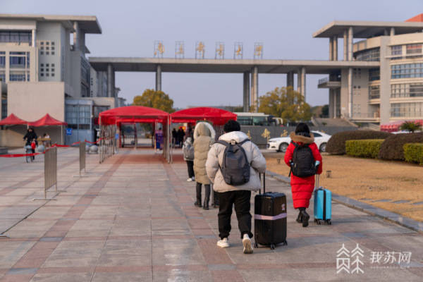 江苏高校学生陆续返校_进行_检测_疫情