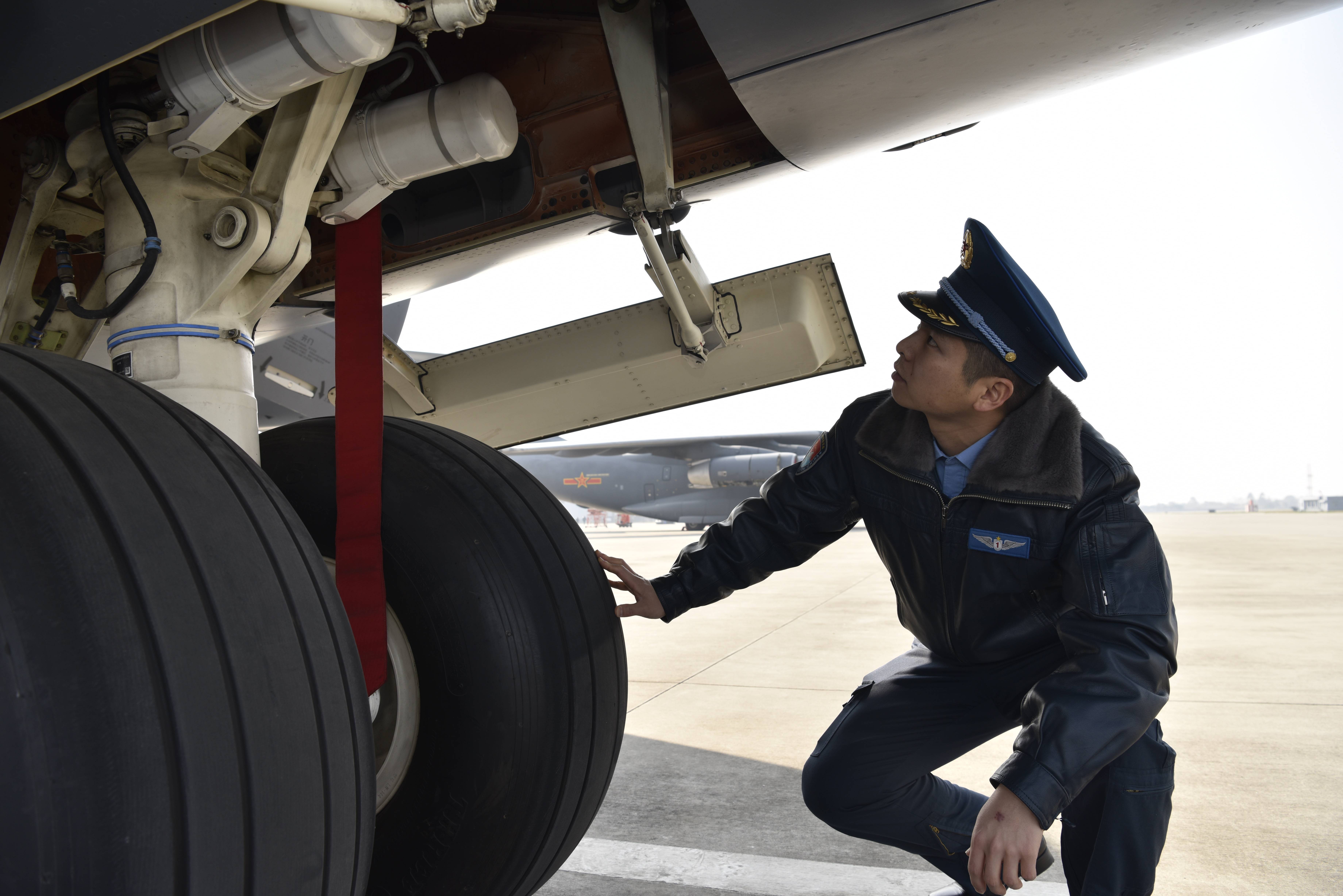 人大代表,西部战区空军航空兵某团副团长冯玮在起飞前检查飞机(资料