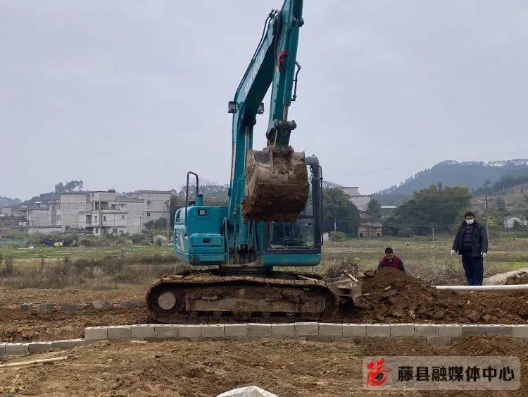 藤县这个村的村民自筹资金修路_金鸡镇_国村_道路