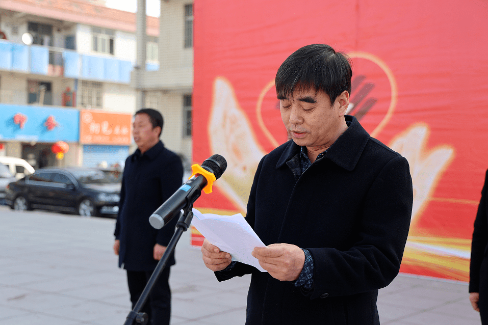 县政府党组成员任皓主持.