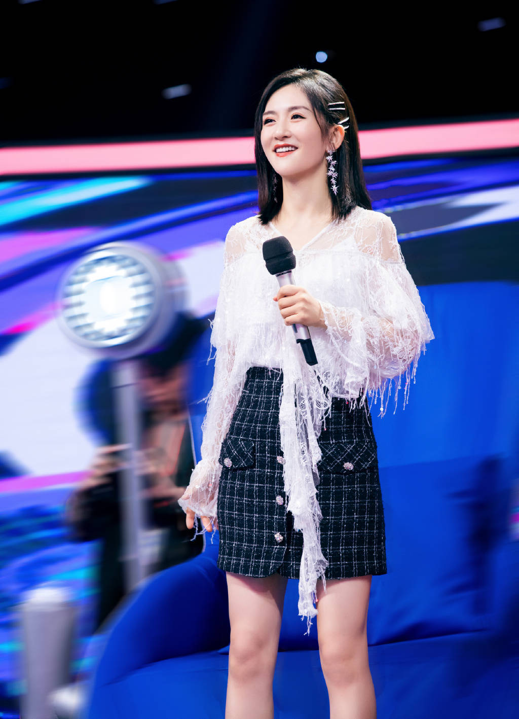 发型谢娜的衣品真嫩，穿吊带连体裤清新甜美，扎起哪吒头太有少女感了