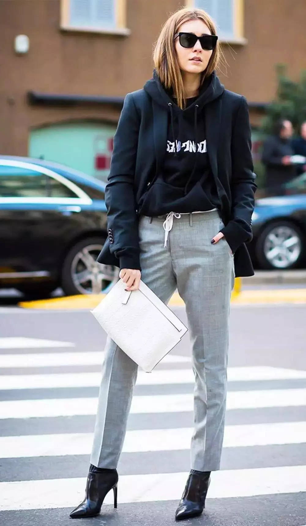 卫衣 秋季想用西装穿出好气质，挑对内搭是关键点，这么搭配温暖又时髦