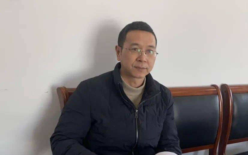 汪国峰老师分享了如何抓好班级卫生常规的经验.