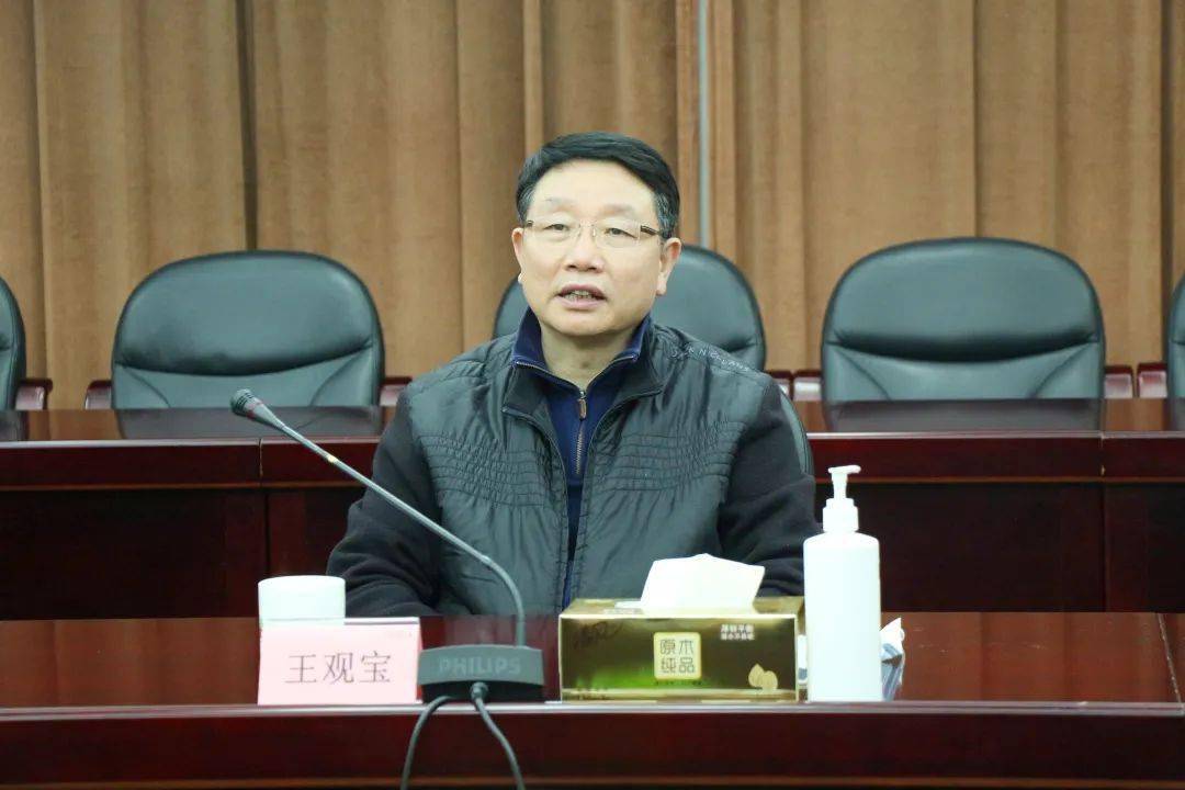在认真听取华漕疫情防控工作部署情况汇报后,王观宝对华漕近期防疫