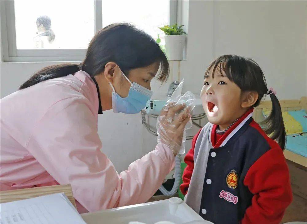 欢声笑语,广场上也有不少孩子在老师的带领下做着生动有趣的户外游戏