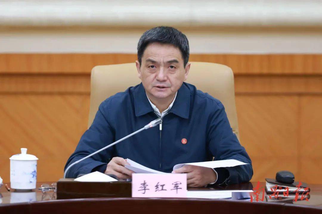3月7日,省委常委,市委书记李红军主持召开市委理论学习中心组专题学习