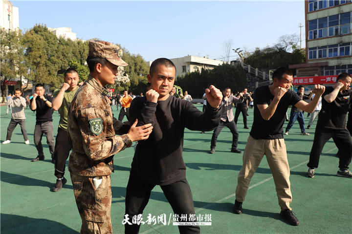 教官在指导新兵役前训练(许开伟 李兵 摄.