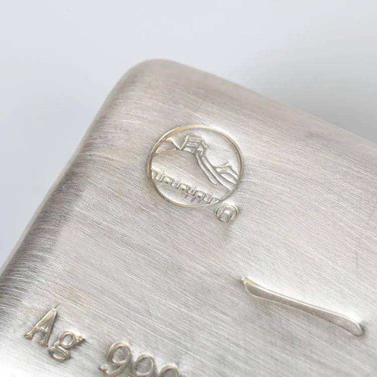 每个银锭上都刻有中钞长城贵金属公司logo,检验标识,纯度以及唯一数字