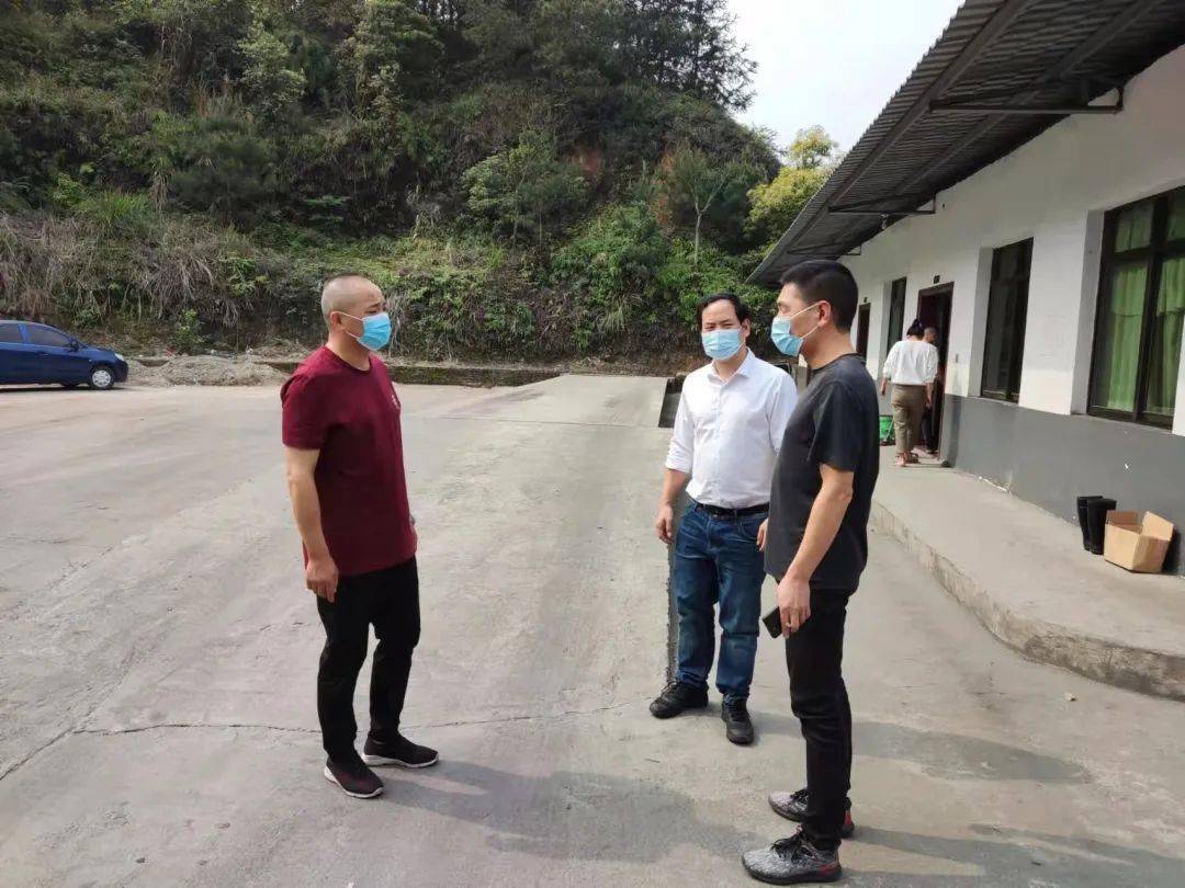 吴荣川副主任认真听取了企业经营状况情况汇报,详细了解了企业日常