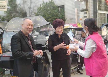 汀田街道南滨街道妇联巾帼志愿者继续开展"戴口罩,强防疫"文明宣传