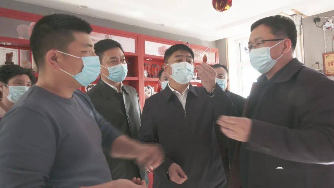 王晓东强调,要深挖北红文化产业潜力,围绕玛瑙产业链,引进和培育雕刻