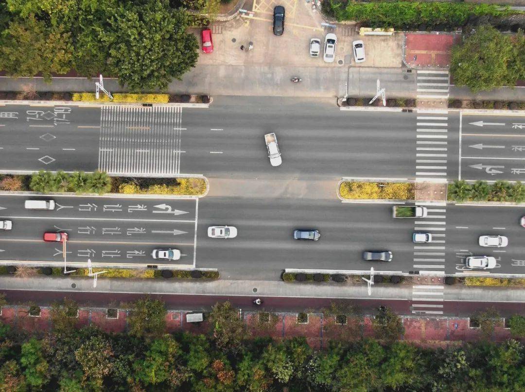 通过实地调研分析,近期柳州交警选取东环大道土伏路以南丁字路口,瑞龙