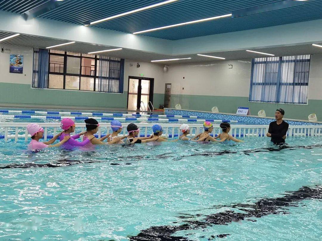 3月16日上午,在漯河市游泳馆,来自市实验小学,市第二实验小学的100余