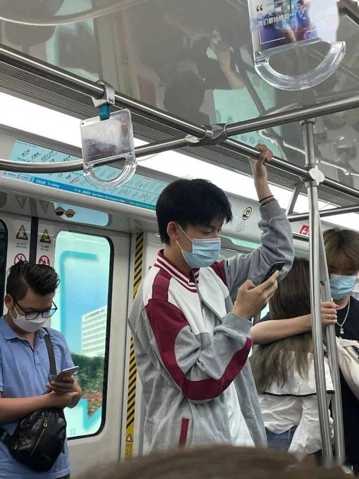 "冒死偷拍素人帅哥!啊啊啊啊啊这谁顶得住!"_地铁_朋友_本人