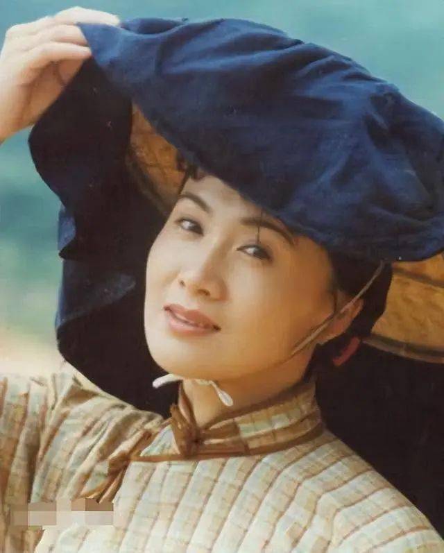 剧组选中,出演了其中的女主角郑阿带,凭借着这个角色,李媛媛第一次