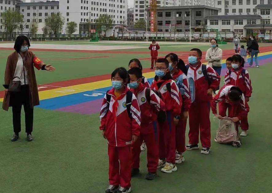 党建校园安全恪守党员职责呵护校园净土礼县实验小学党支部党建引领高