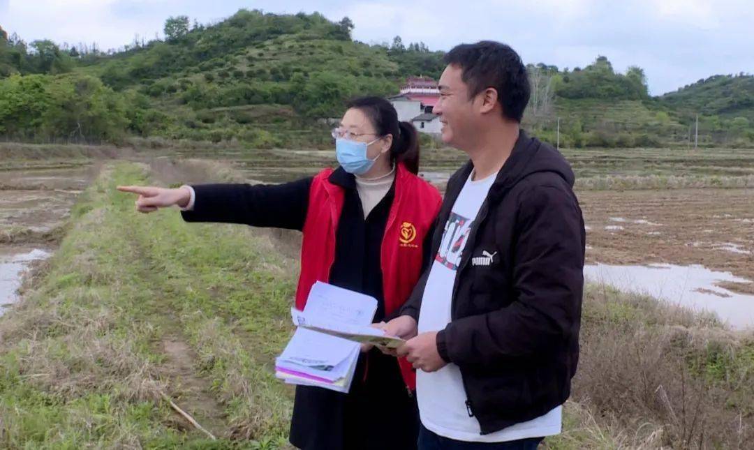 市山镇脱贫监测户邱国全说"今天农业农村局的技术人员来到我家,告诉