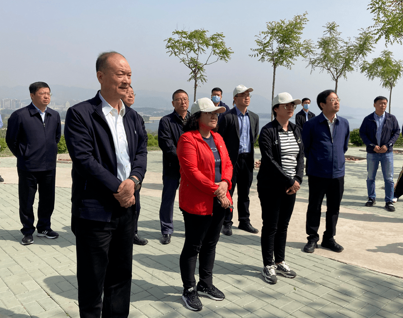 潘春慧,吴丽祥一行首先赴于桥水库南岸观景台,实地