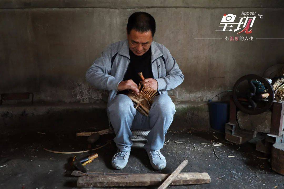 周建顺说"草柳编制作工艺技术难度大,习艺周期长,年轻人都不愿意学习