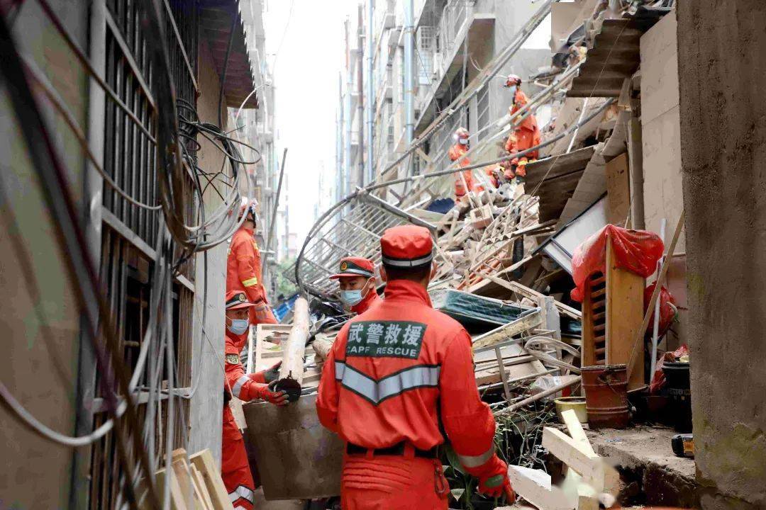 长沙望城民房倒塌,武警官兵紧急救援_长沙楼房倒塌致23人被困39人失联