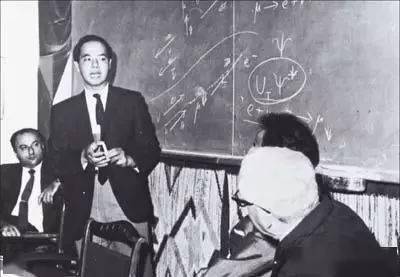 【物理数学】杨振宁讲的数学笑话,兼论数学和物理的
