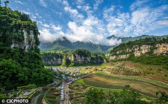 2022年5月2日,市民们在重庆市南川区万卷书台景区露营游玩.