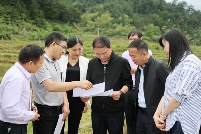 姜志强到马号双井开展入村寨进社区走企业访群众大走访活动