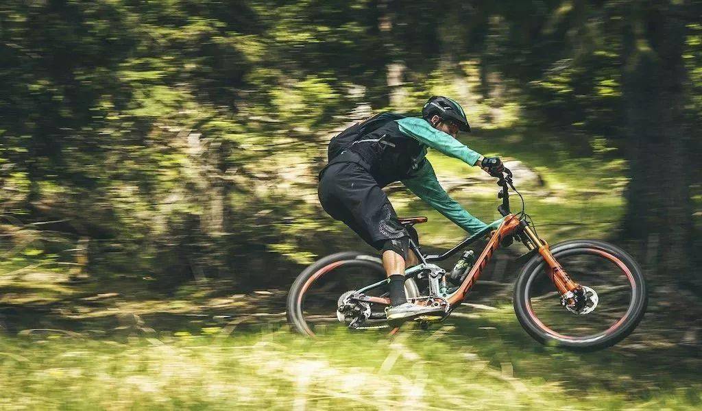 骑行自行车 来自搜狐网