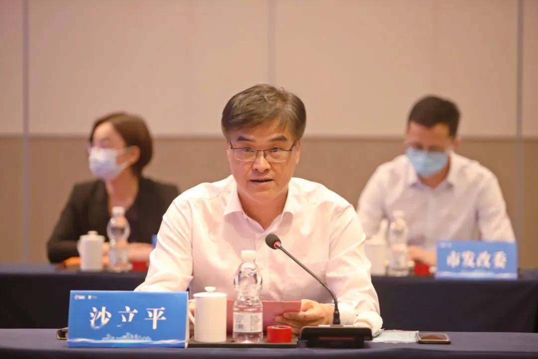 园党工委书记,镇党委书记沙立平主持签约仪式项目签约左右滑动查看