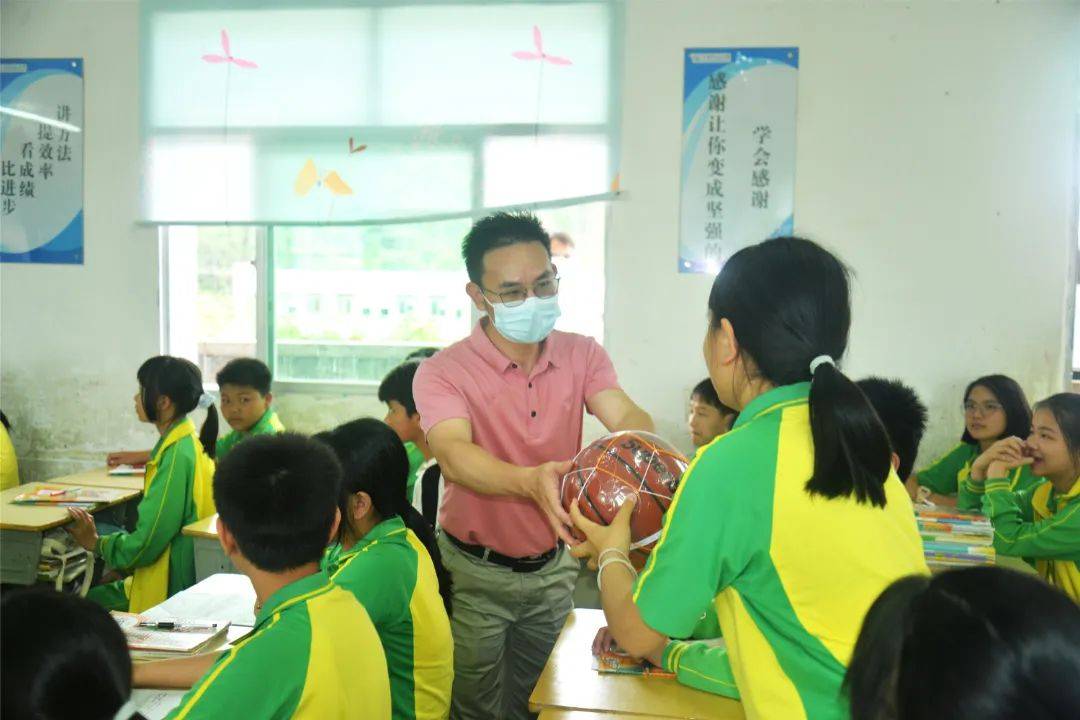 爱心暖童心点亮微心愿771个孩子的小愿望终于实现