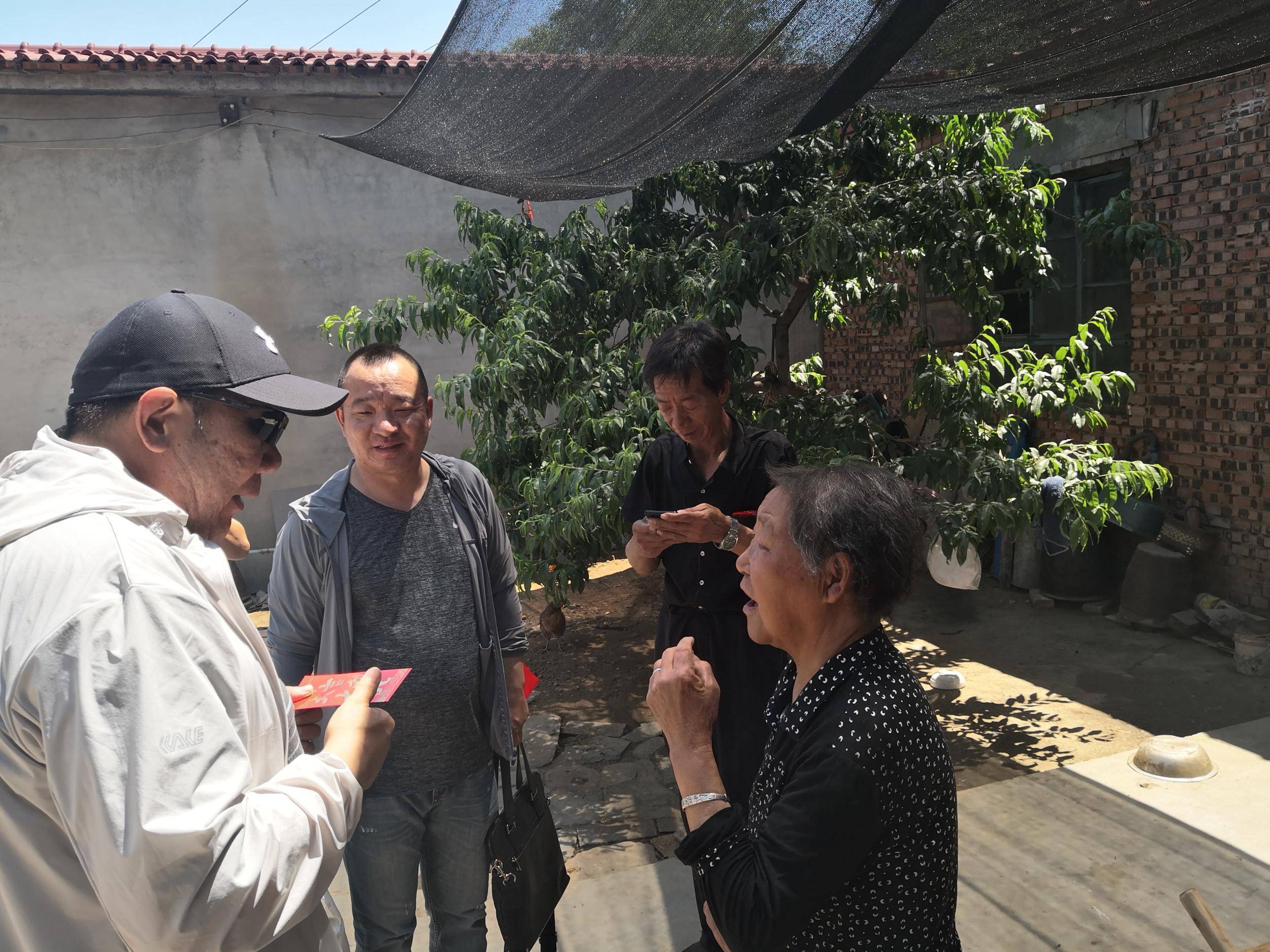 5月21日,石家庄市托盘协会前往石家庄市赞皇县秦林村,给军烈属,五保户