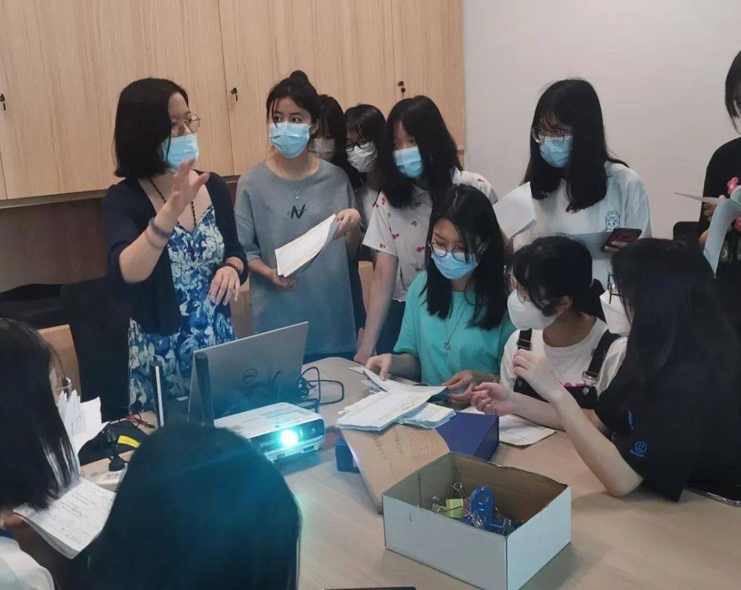 由于受疫情影响,2021级会计学专业7班学生专业认知实习单位选择校内