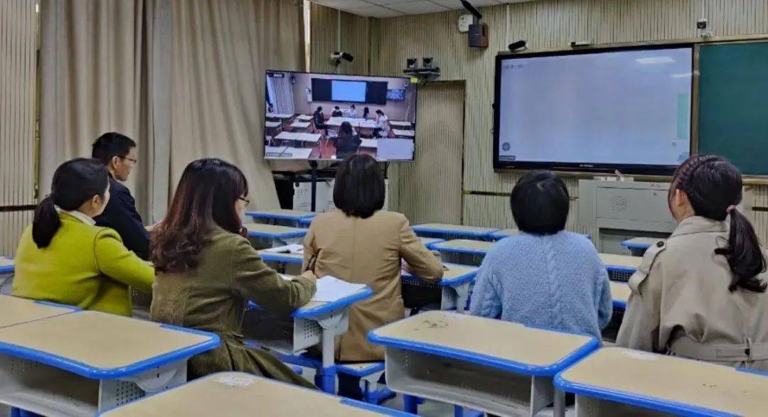 活动中,嘉善县实验小学教育集团数学教师施文婷进行《图形的旋转》