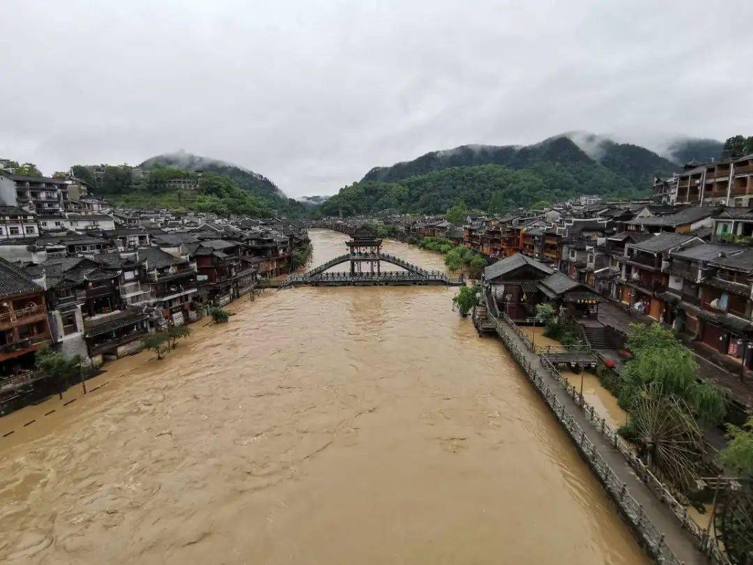 凤凰古城遭受暴雨洪水侵袭暴雨给群众带来了不小的损失