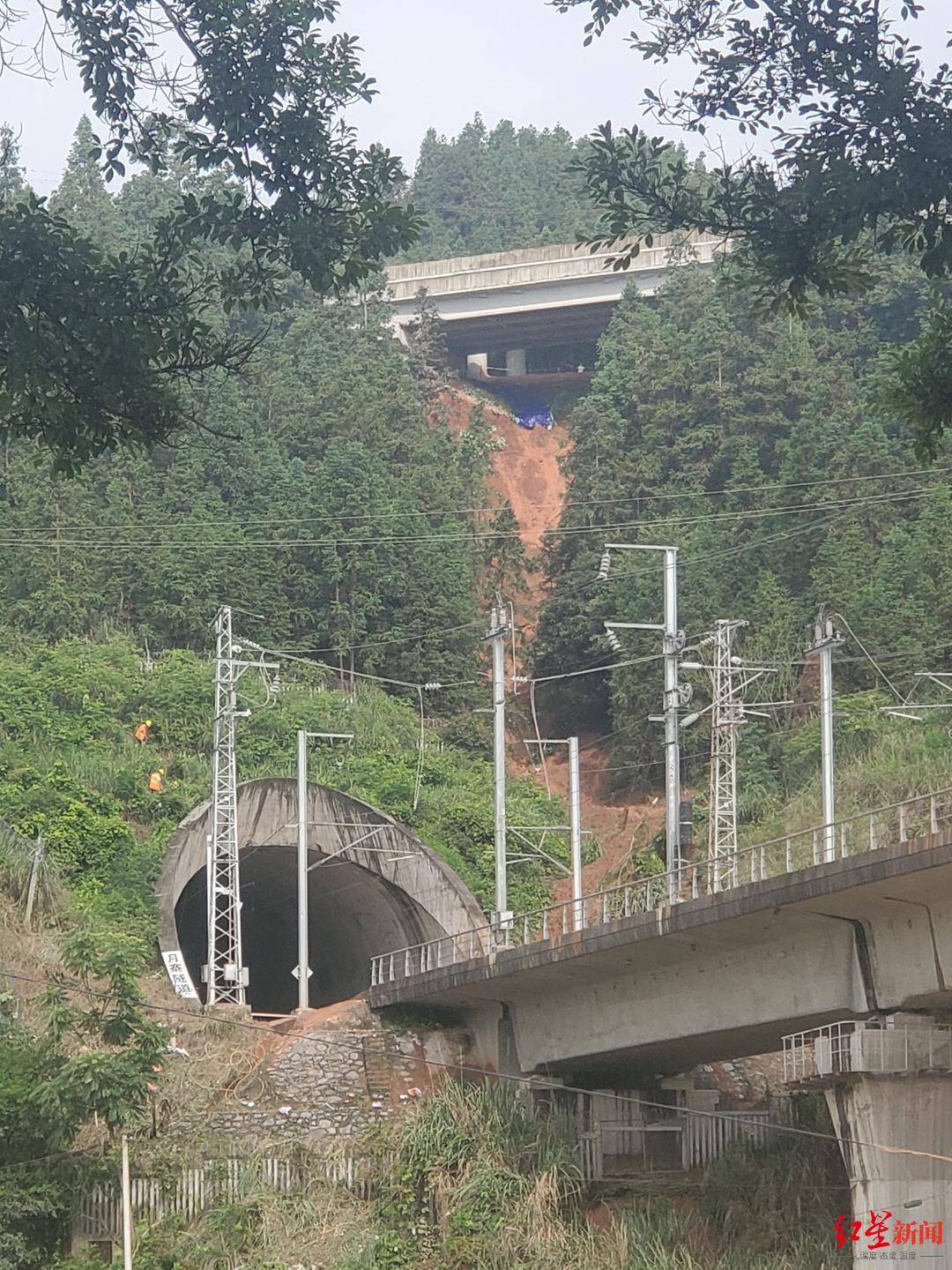 贵广线榕江站线路已抢通恢复正常运营有人送花悼念司机杨勇他是我们的