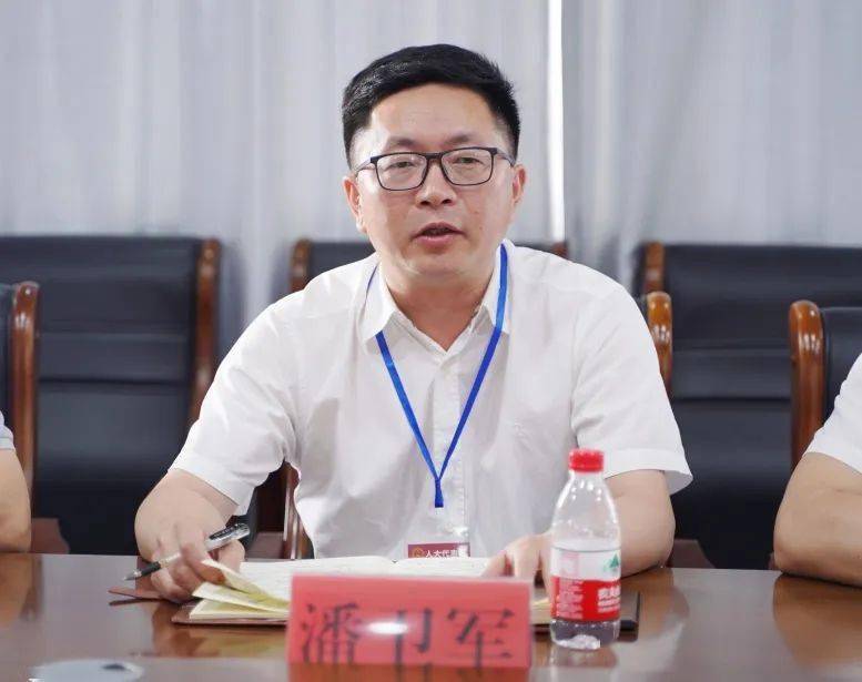 镇人大主席潘卫军对美丽乡村建设成效表示肯定,同时,指出美丽乡村建设
