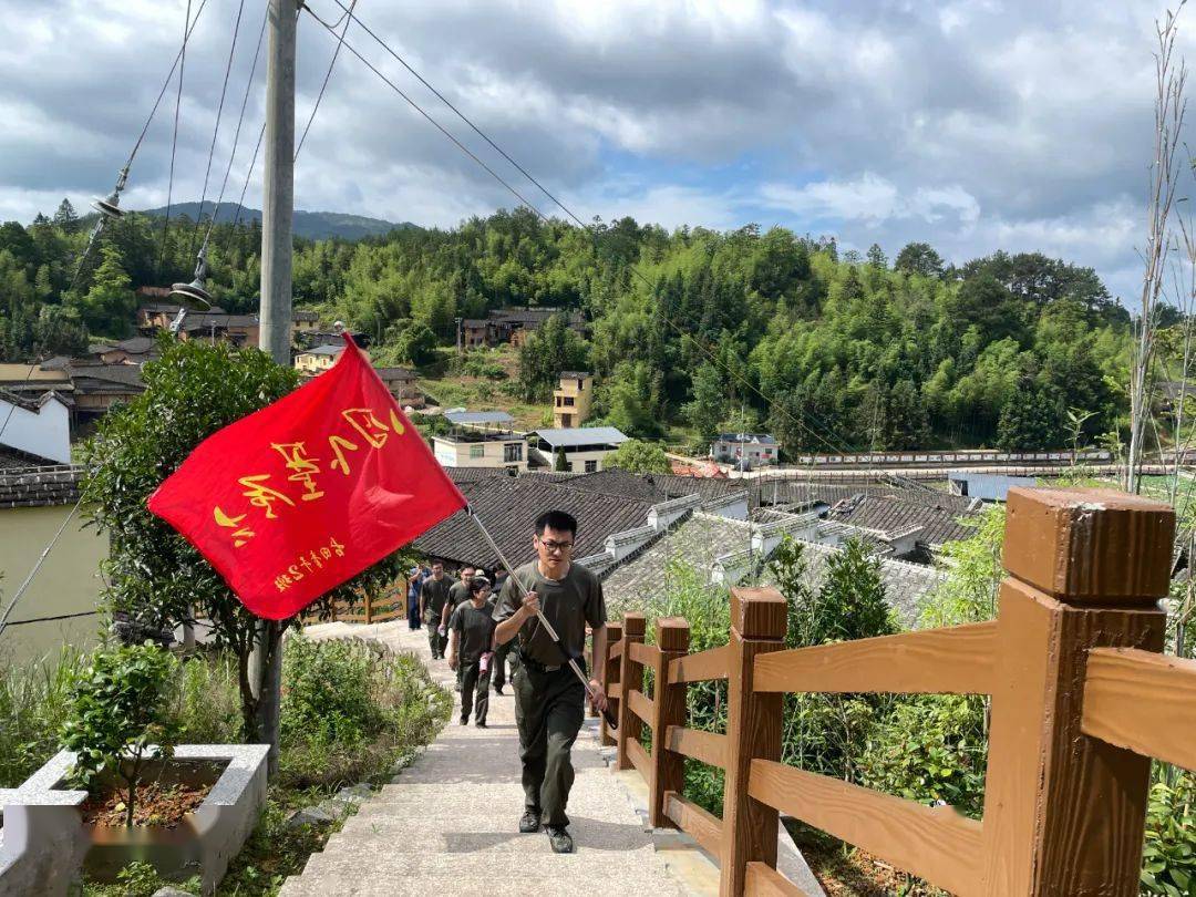 青年干部四下基层实践锻炼下沉基层办实事扎根泥土践初心