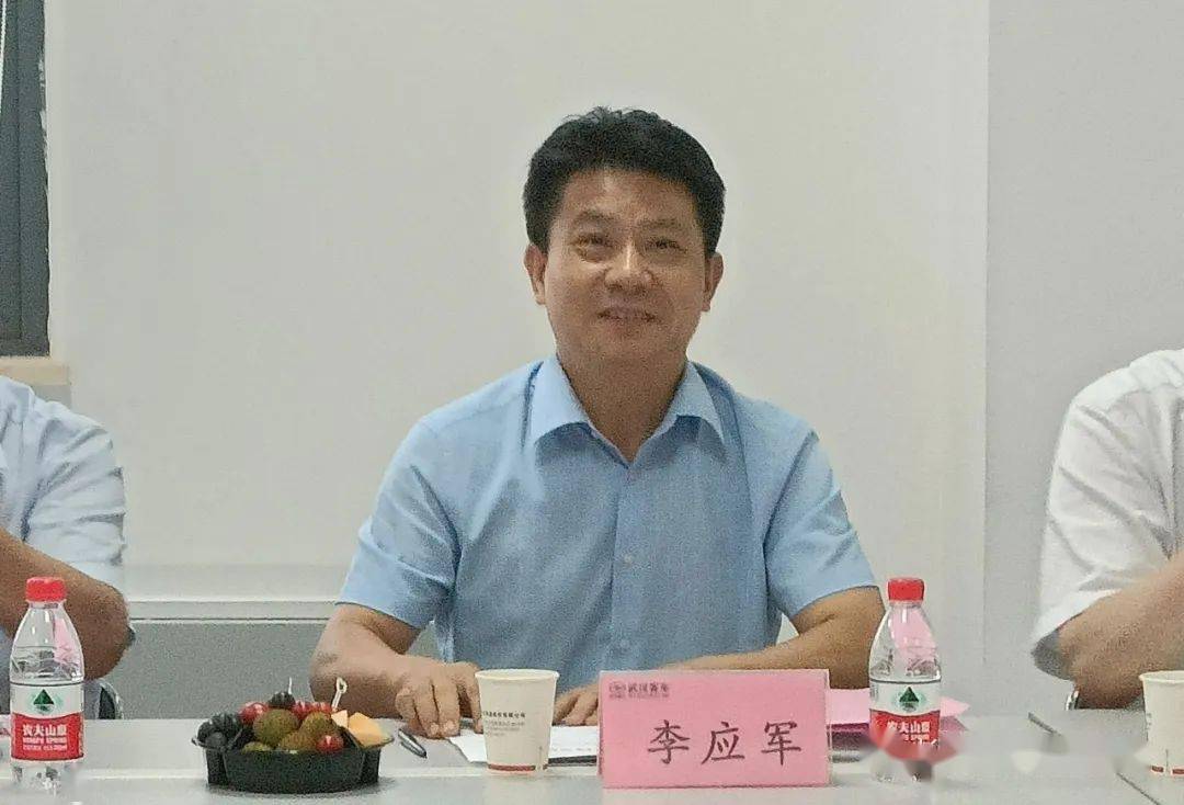 李应军代表校友总会宣读了《关于同意成立长江大学农学院校友会武汉分