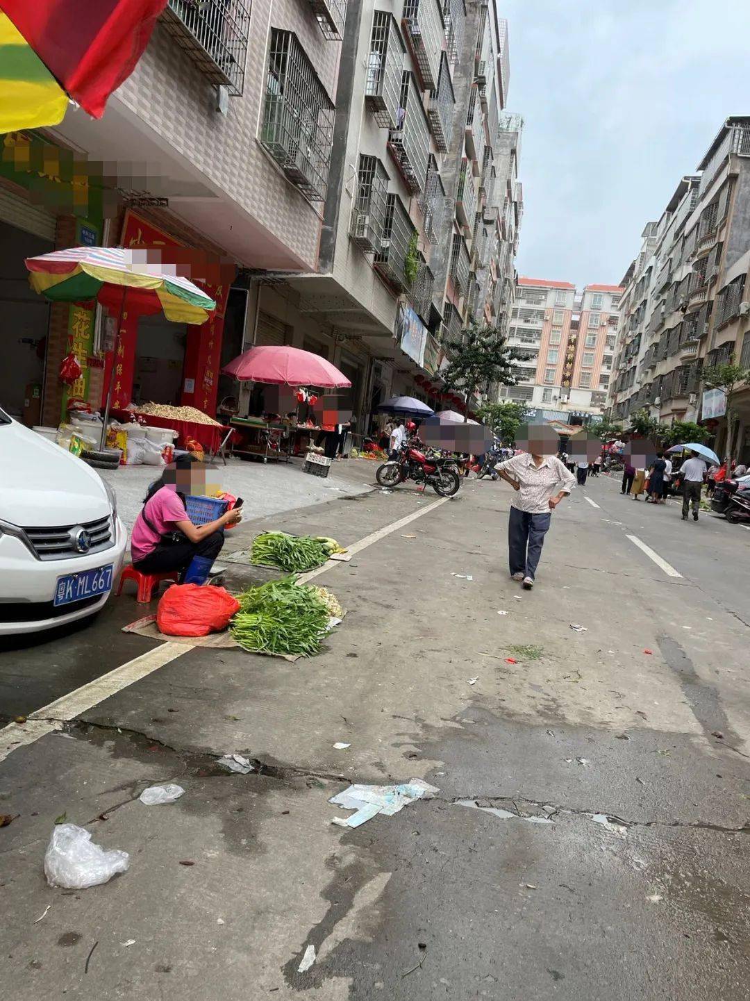 信宜这些道路乱摆乱卖,地上一片狼藉,亟待整治!_经营_车位_幸福新村