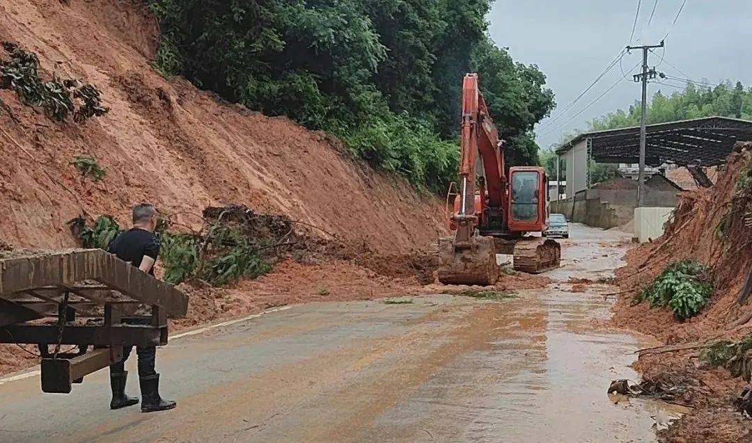 红土同心61重建家园中和村灾后重建先进人物林勤兴雨中护路行逆流保