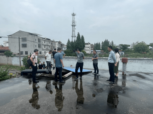 近日,沙口镇人大主席团组织20余名市,镇人大代表对镇自来水厂运行情况