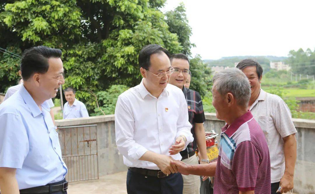 6月21日,云浮市人大常委会副主任,市总工会主席李伟忠到罗定开展慰问