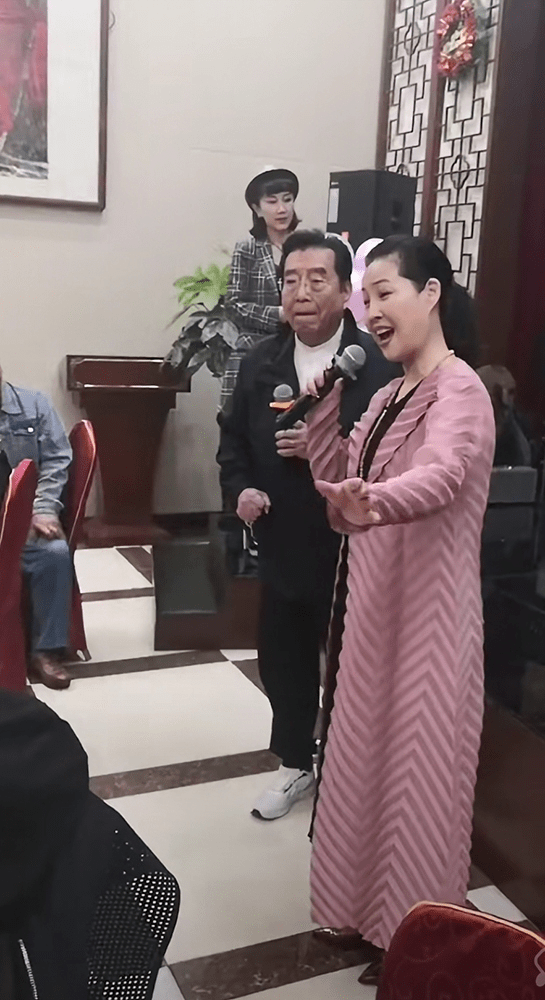 李双江夫妇盛装出席聚会梦鸽唱歌中气十足小27岁就是有活力