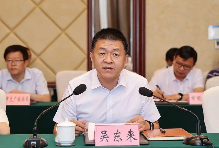 副市长梁铮,市政府秘书长黄海刚参加.座谈会现场