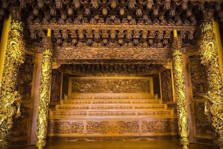 了五千年文化内涵从宝龛旁边的楼梯上去就看到天圣宝殿天圣宝殿共有9